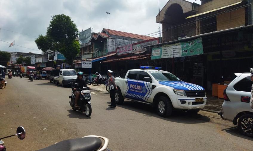 Melalui Public Address, Personel Sat Lantas Polres Bengkulu Utara Edukasi Tertib Berlalu Lintas Pengguna Jalan di Pasar Purwodadi