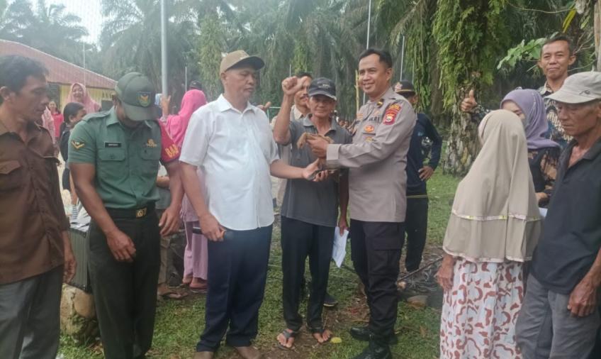 Bhabinkamtibmas Polsek Pino Raya Monitoring dan Pengamanan Giat Penyaluran Bibit Itik Petelor di Desa Binaannya