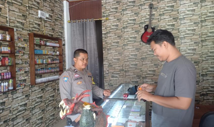 Bhabinkamtibmas Polsek Kota Manna Sambang dengan Cara Door To Door System Sampaikan Imbauan Kamtibmas