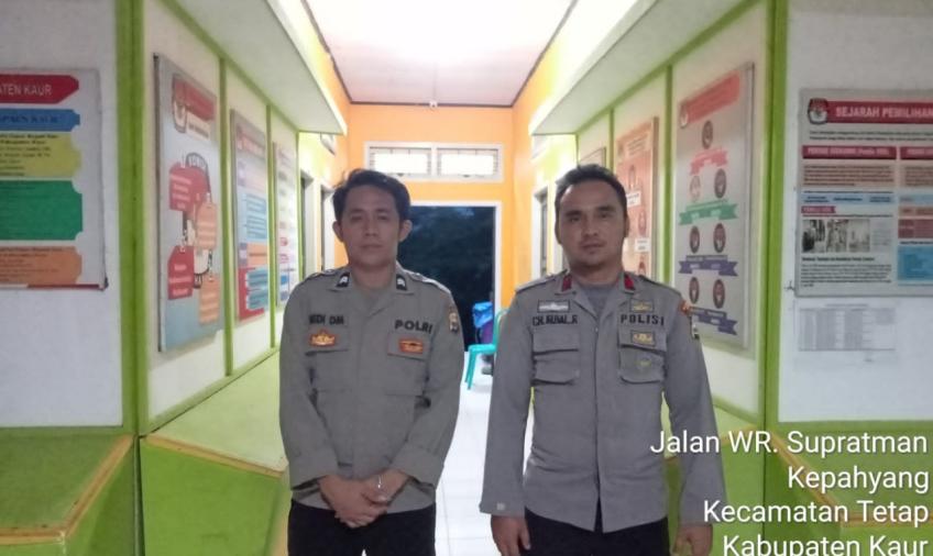 Siap Siaga, Personel Piket Polres Kaur Pengamanan di Kantor KPUD Kaur 