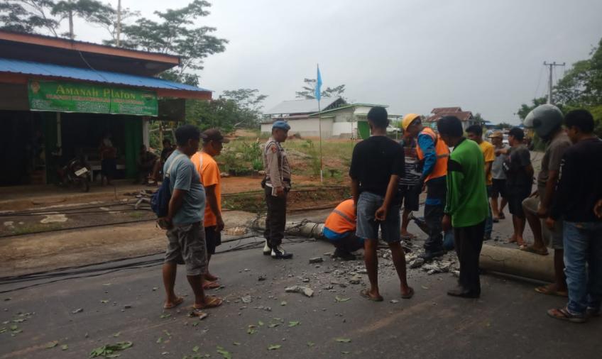 Terima Laporan Warga Adanya Tiang Listrik PLN yang Roboh, Kanit Provos Polsek Batik Nau Respon Datangi TKP 