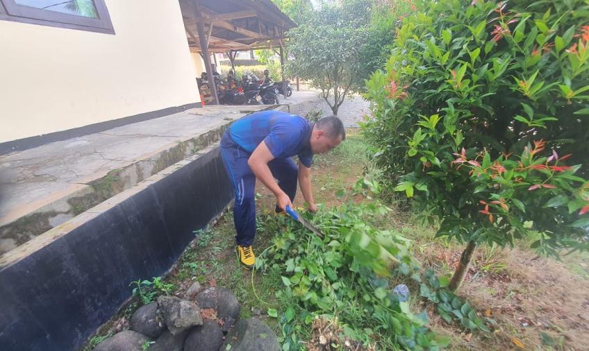 Kegiatan Jumat Bersih Polsek Giri Mulya, Ciptakan Lingkungan yang Nyaman