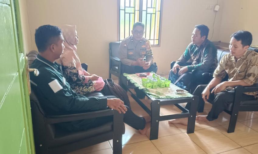 Bhabinkamtibmas Polsek Padang Jaya Sambang dan Berikan Imbauan Kamtibmas Ke Anggota PPS Desa Tanjung Harapan