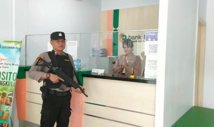 Antisipasi Pelaku 3C Personel Polsek Ketahun Lakukan Pengamanan Melekat di Bank Bengkulu