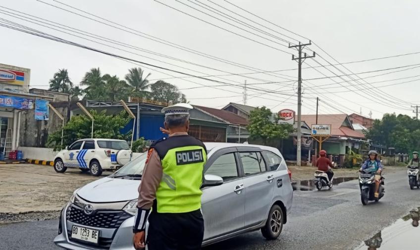 Bentuk Pelayanan Kepada Masyarakat Guna Mewujudkan Kamseltibcar Lantas, Sat Lantas Polres Kaur Gatur Lalin Pagi Hari