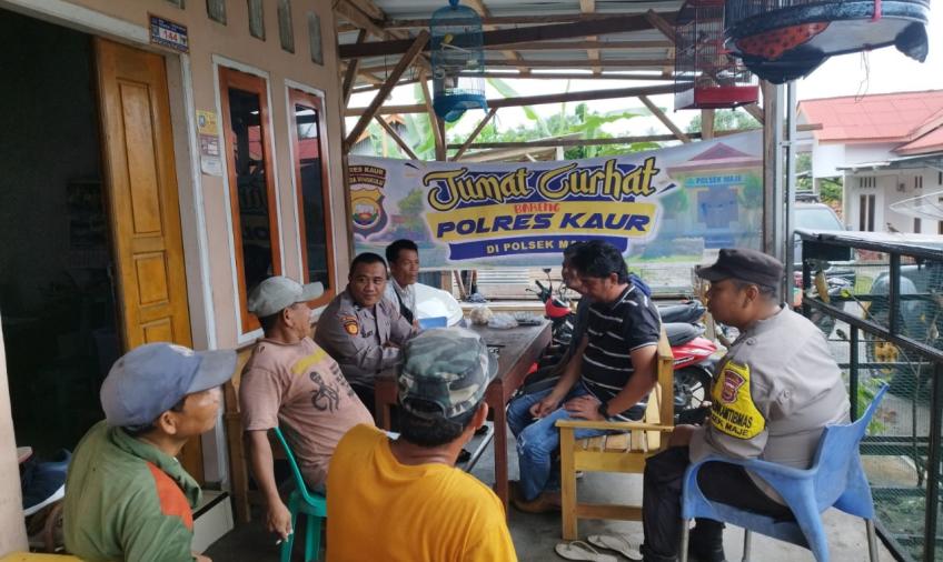 Dengarkan Keluhan Masyarakat Desa Linau, Polsek Maje Gelar Jumat Curhat 