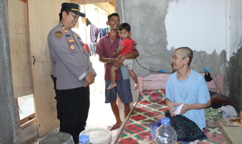 Cooling System Jelang Pemilu 2024, Polres Mukomuko Beri Bantuan Kepada Warga Kurang Mampu