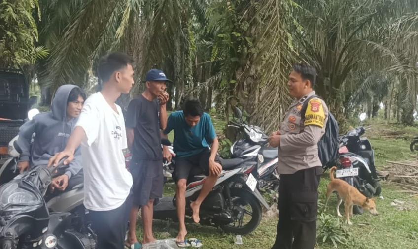 Sambang, Bhabinkamtibmas Ajak Pemuda Ciptakan Kamtibmas yang Kondusif Jelang Kampanye Pemilu Serentak Tahun 2024  
