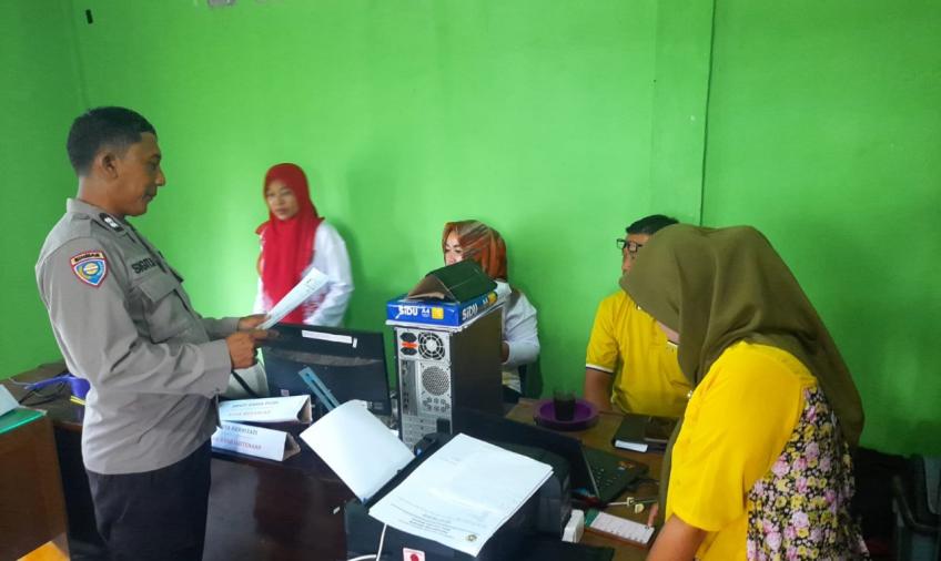 Ajak Warga dan Perangkat Desa Untuk Jaga Keamanan Bersama, Bhabinkamtibmas Sambangi Warga dan Kantor Desa 
