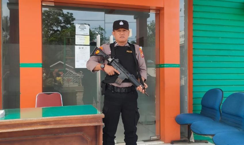 Kanit Samapta Polsek Ketahun Lakukan Pengamanan di Bank BPD 