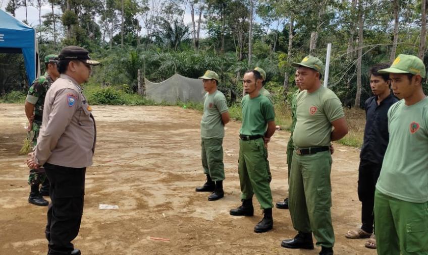 Bhabinkamtibmas Polres BU Berikan Pelatihan Linmas untuk Menghadapi Pemilu TA 2024