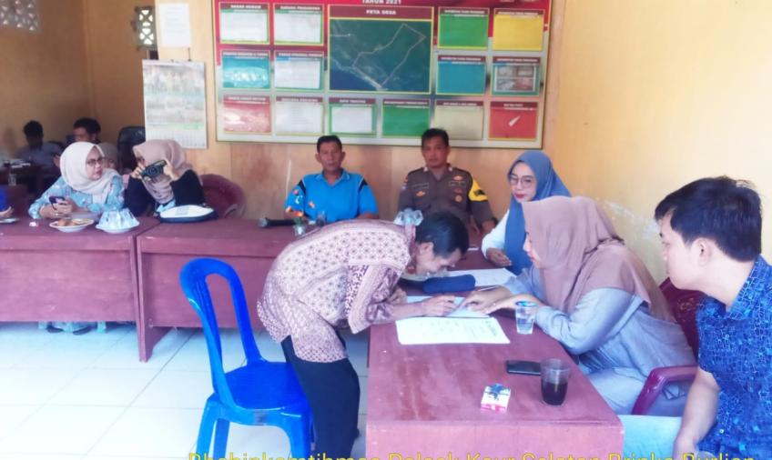 Bhabinkamtibmas Polsek Kaur Selatan Hadiri BLT DD di Desa Tanjung Bunga 