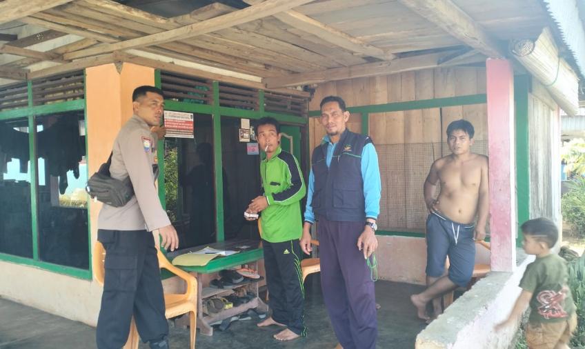 Bhabinkamtibmas Dampingi Tim Pemdes Tempelkan Stiker di Rumah Warga