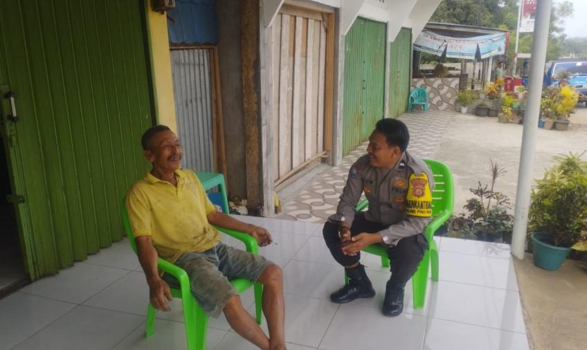 Bhabinkamtibmas Polsek Pino Raya mewakili Kapolsek Sambang Dialogis Dengan Cara Door to Door System