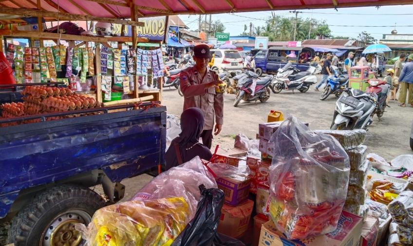 Bhabin Masuk Pasar Tradisional dan Berikan Imbauan Kamtibmas