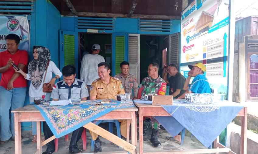 Bhabinkamtibmas Polsek Lebong Tengah Monitoring Pembagian BLT DD di Desa Magelang Baru