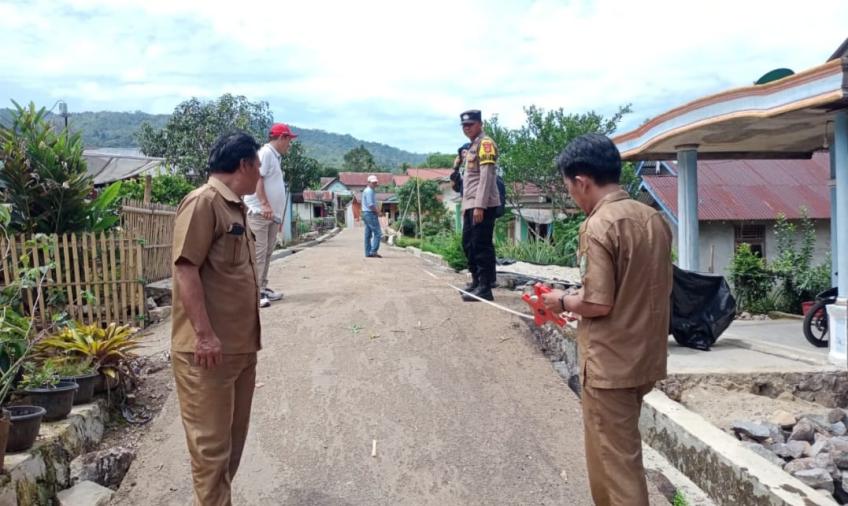 Bhabinkamtibmas Polsek Lebong Lebong Utara Monitoring Pembangunan Infrastruktur di Kelurahan Kampung Jawa