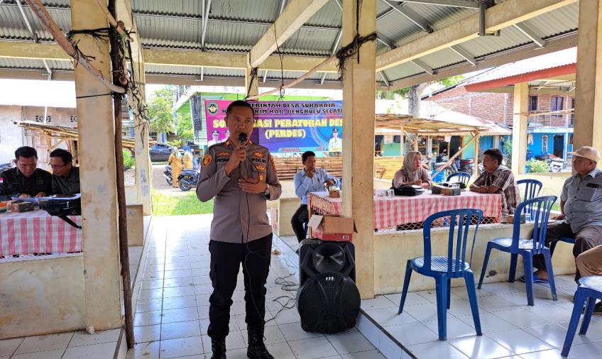 Kapolsek dan Bhabinkamtibmas Polsek Seginim Sambangi Warga Desa Binaanya Hadiri Kegiatan Sosialisasi Peraturan Desa