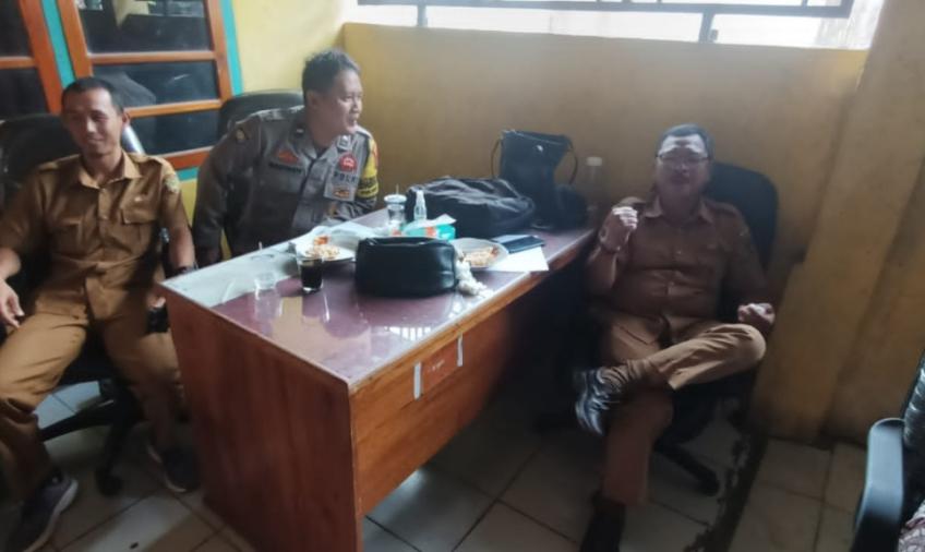 Bhabinkamtibmas Polsek Seginim Hadiri Penyaluran BLT-DD Tahap 10 TA. 2023  di Desa Gunung Ayu