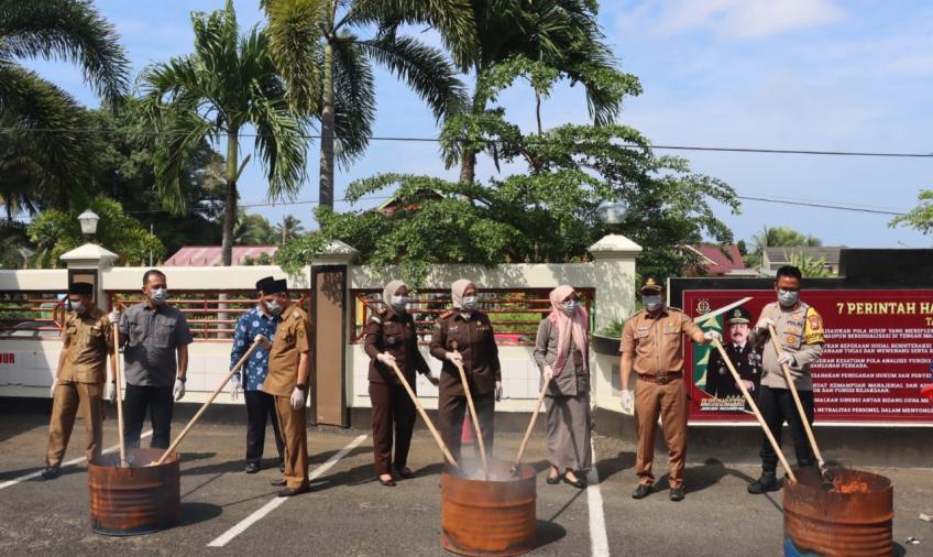 Kapolres Bengkulu Selatan dan Forkopimda Memusnahkan Barang Bukti yang Sudah Mempunyai Kekuatan Hukum Tetap