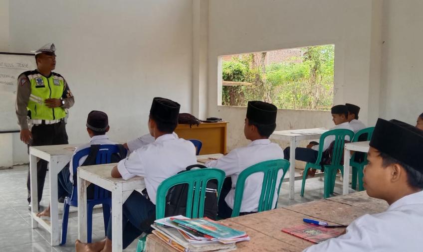 Satlantas Polres Lebong Sosialisasi Tertib Berlalu Lintas di Ponpes Nurul Quran