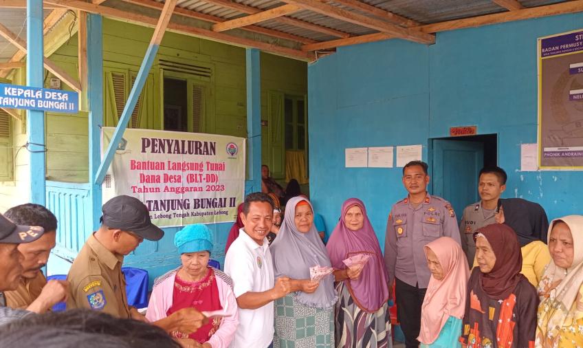 Bhabinkamtibmas Polsek Lebong Tengah Monitoring Pembagian BLT DD di Desa Tanjung Bunga II