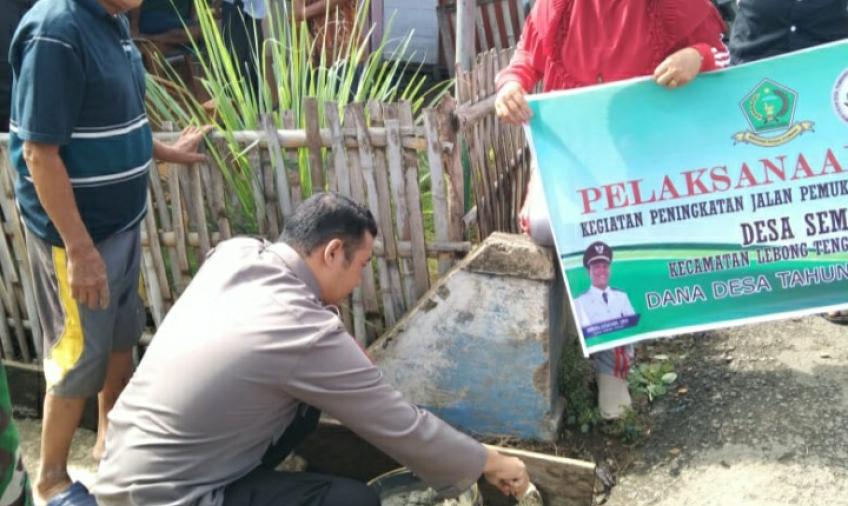Bhabinkamtibmas Polsek Lebong Tengah MonitoringTitik Nol Pembangunan Fisik Rabat Beton di Desa Semelako I