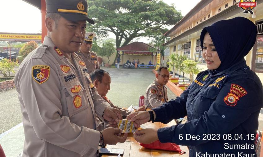 Pastikan Kondisi Personel Sehat, Kasubsatgas Banops OMB Dokkes Polres Kaur Cek Kesehatan Personel