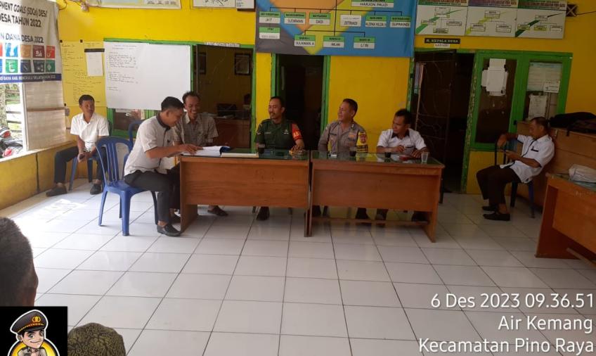 Bhabinkamtibmas Polsek Pino Raya Menghadiri Musyawarah Perencanaan Pembangunan Tahun 2024 Sekaligus pantau Pembangunan