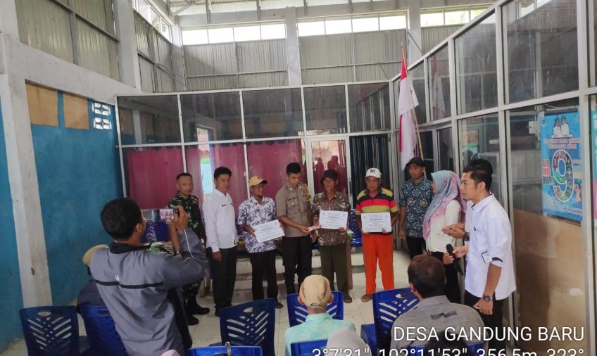 Bhabinkamtibmas Polsek Lebong Utara Hadiri Pembagian BLT DD di Desa Gandung Baru