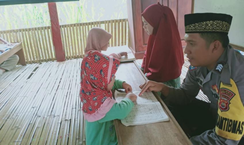 Bhabinkamtibmas Briptu Doni Irawan, Mengajar Ngaji Anak Anak Santri di Desa Padang Manis