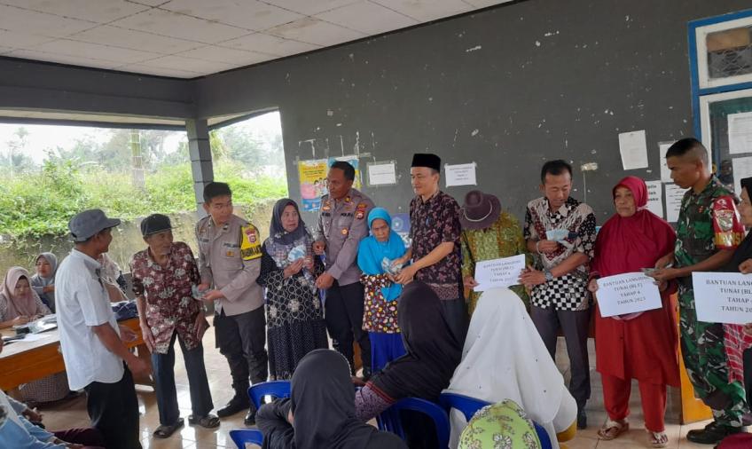 Kapolsek Lebong Atas Hadiri Penyaluran BLT DD di Desa Daneu