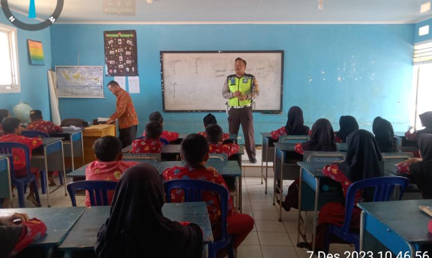 Sambang ke SDN 43, Personel Satlantas Polres Lebong  Berikan Edukasi Tertib  Berlalu Lintas