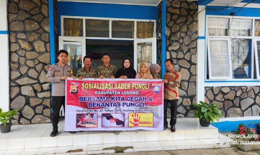 Personel Polsek Lebong Utara Sosialisasi Saber Pungli di Kantor Camat Amen