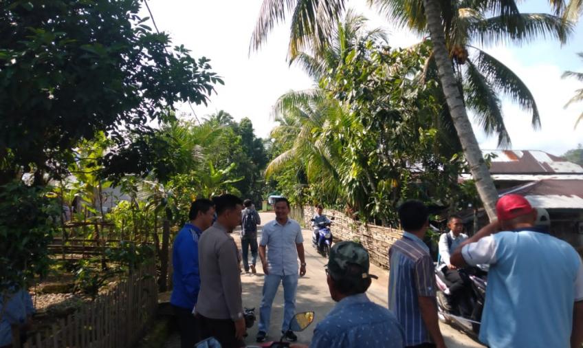 Cek Kondisi Pembangunan, Kapolsek Pino dan Bhabinkamtibmas Polsek Pino Menghadiri Sertifikasi Pembangunan Siring Pasang  menggunakan DD di Desa Binaannya
