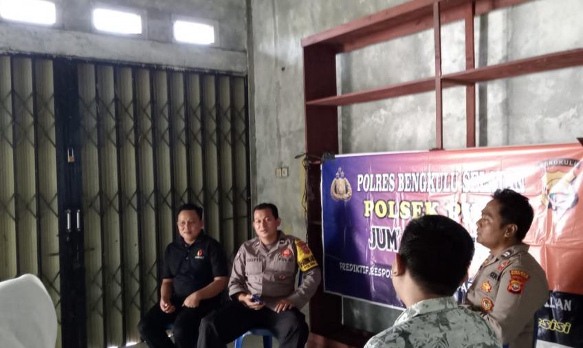 Perkuat Sinergitas Polisi dengan Masyarakat, Polsek Pino Gelar Jumat Curhat di Desa Binaan