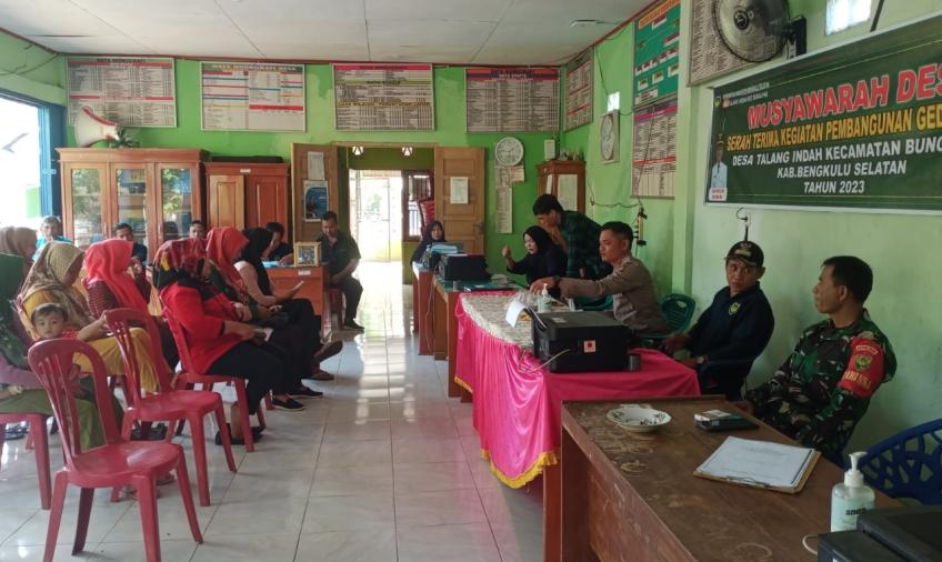 Monitor Pembangunan Desa Kanit Binmas Polsek Manna Hadiri Serah Terima Pekerjaan Desa 