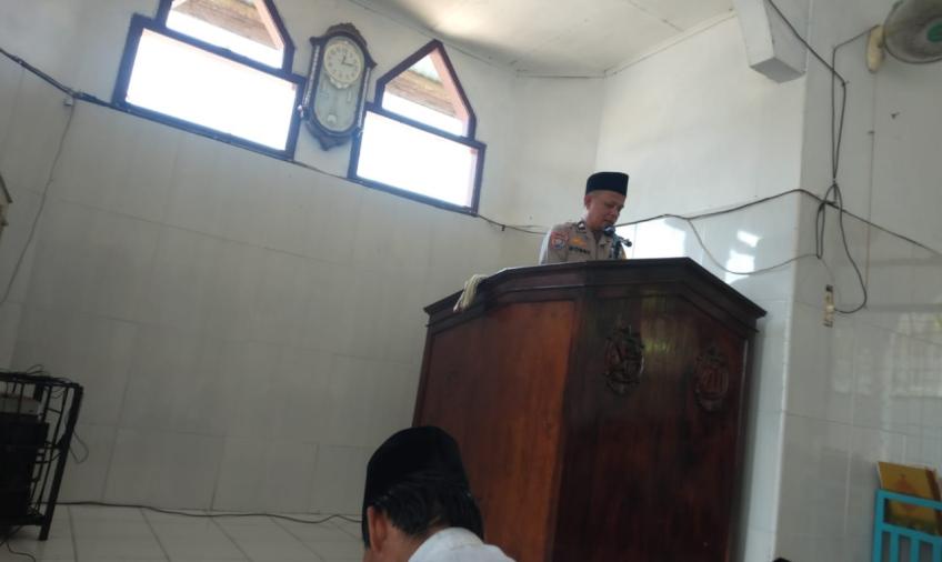 Bhabinkamtibmas Sampaikan Khotbah Jumat di   Masjid Al Ikhlas Kelurahan Masat 
