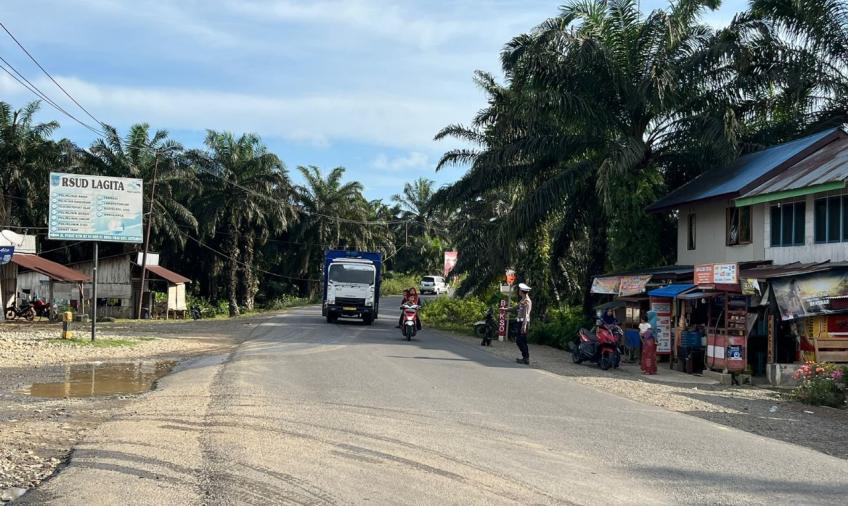 Antisipasi Kemacetan Kendaraan, Polsek Ketahun Laksanakan Gatur Lalin Dijalan Simpang KTM Lagita