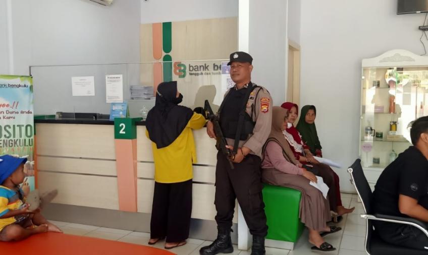 Personel Polsek Ketahun Pengamanan di Bank BPD Capem Ketahun