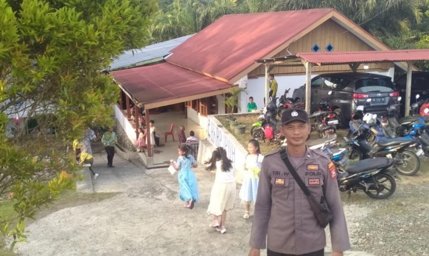 Ciptakan Situasi Kamtibmas Aman Selama Natal, Polsek Mukomuko Selatan Jaga Jemaat Saat Beribadah di Gereja