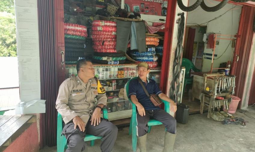 Bhabinkamtibmas Sambang Usaha Warga Binaanya Sampaikan Pesan Kamtibmas