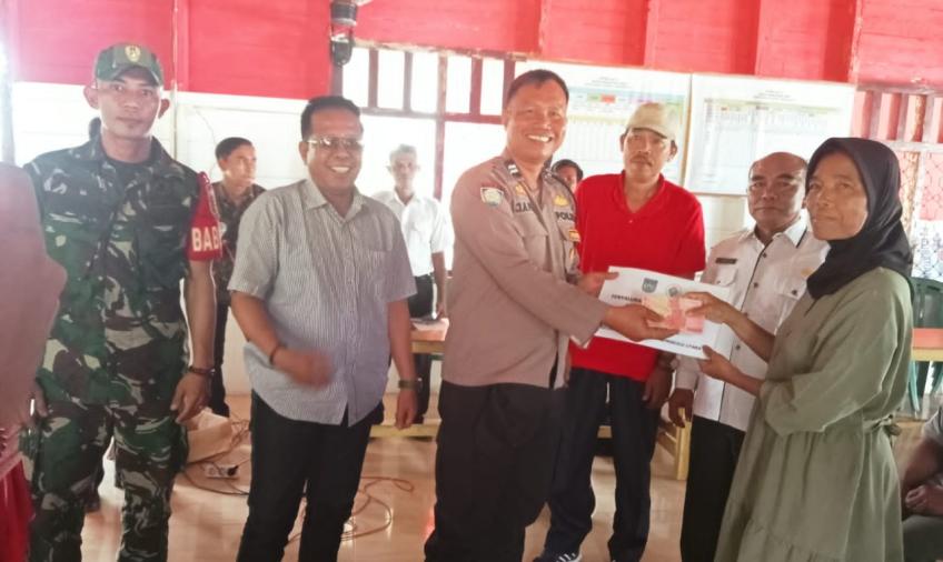 Kanit Binmas Polsek Ketahun Hadiri Penyaluran BLT DD di Desa Bukit Tinggi