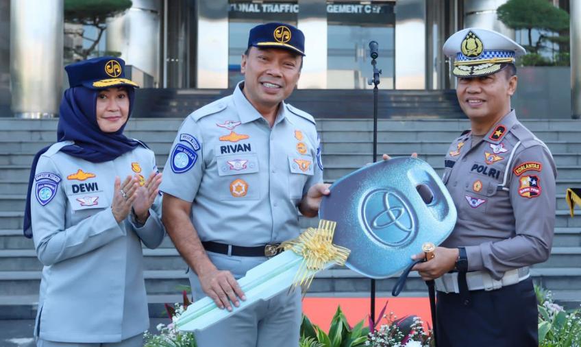 Perkuat Sinergi Turunkan Fatalitas Korban Kecelakaan, Jasa Raharja Hibahkan Satu Unit Ambulance Kepada Korlantas Polri