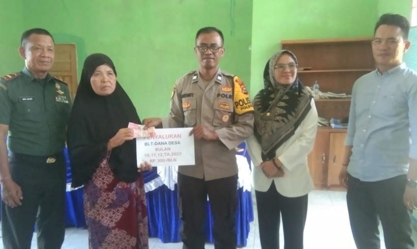 Plt Bhabinkamtibmas Hadiri Penyaluran BLT DD Lubuk Lesung