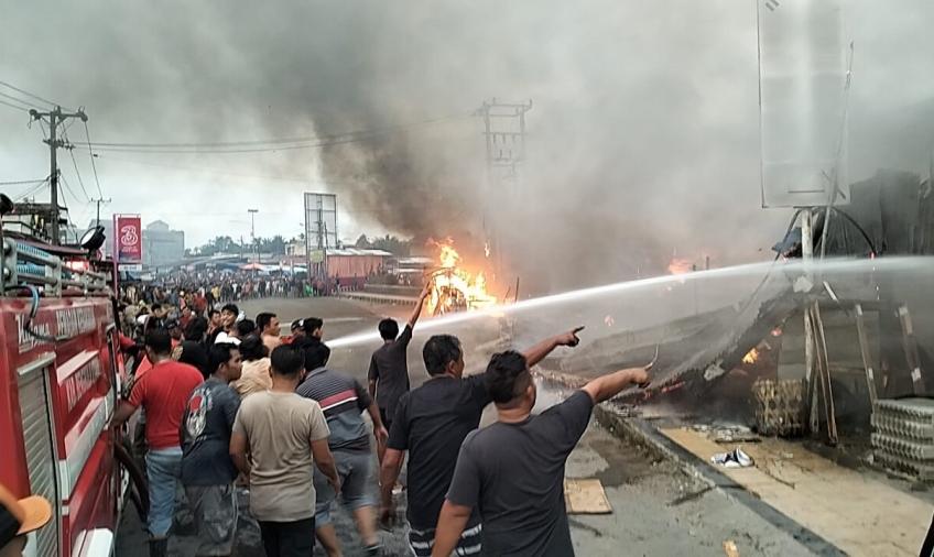 Pasar Terbakar, Polsek Ketahun Terjunkan Personel Padamkan Api