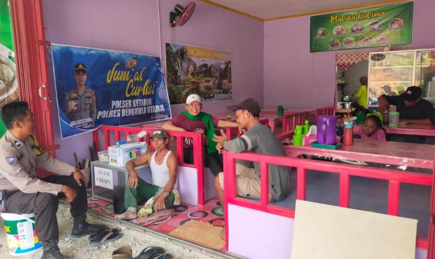 Melalui Jumat Curhat, Bhabinkamtibmas Dengarkan Keluhan Masyarakat di Warung Maika