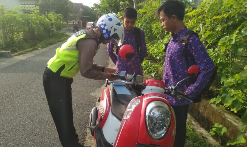 Pelanggaran Kendaraan, Sat Lantas Polres Kaur Lakukan Tilang 