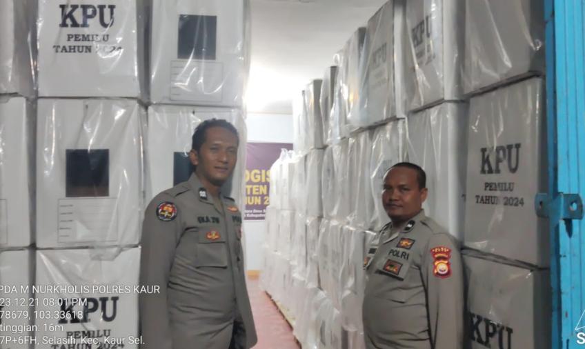 Patroli di Gudang Logistik, Personel OMB Polres Kaur Cek Surat Suara dan Peralatan Lainnya