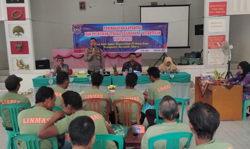 Tingkatkan Kemampuan Linmas Hadapi Pemilu 2024, Polsek Padang Jaya Berikan Pelatihan